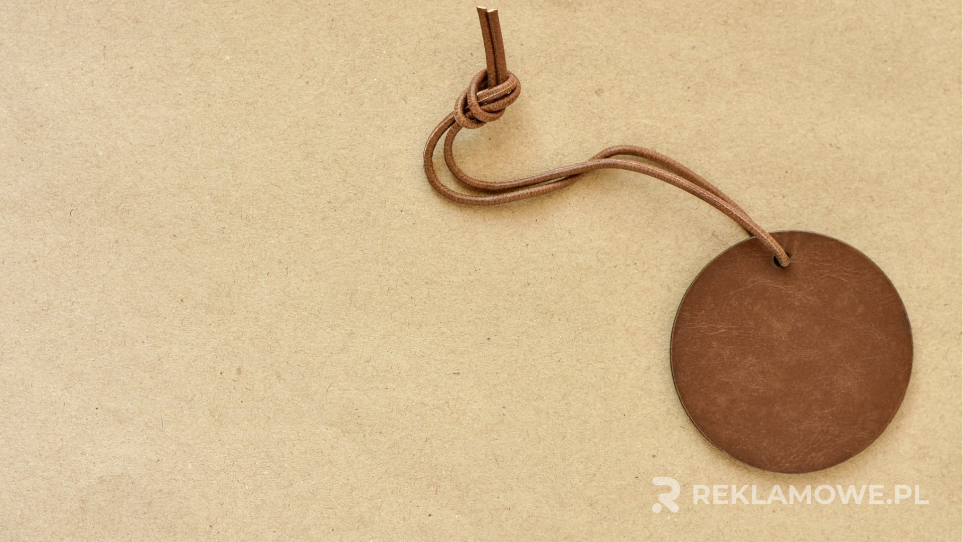 Różne rodzaje zawieszek reklamowych na tle miasta